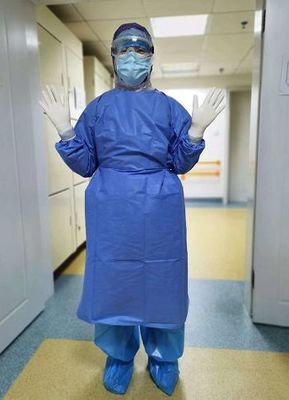 隔著防護服的愛 看不見的臉，看得見的守護